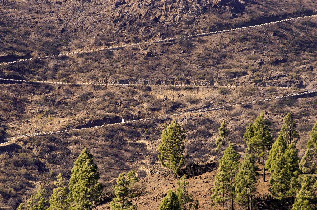 Bergweg und Landschaft nördlich von Santiago del Teide auf Teneriffa. Aufnahme: Oktober 2008.
