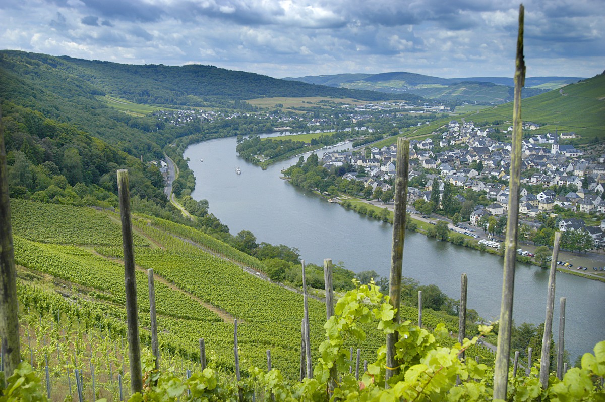 Bernkastel-Kues (Mosel) vom Horsten Kreuz aus gesehen. Aufnahme: Juli 2007.