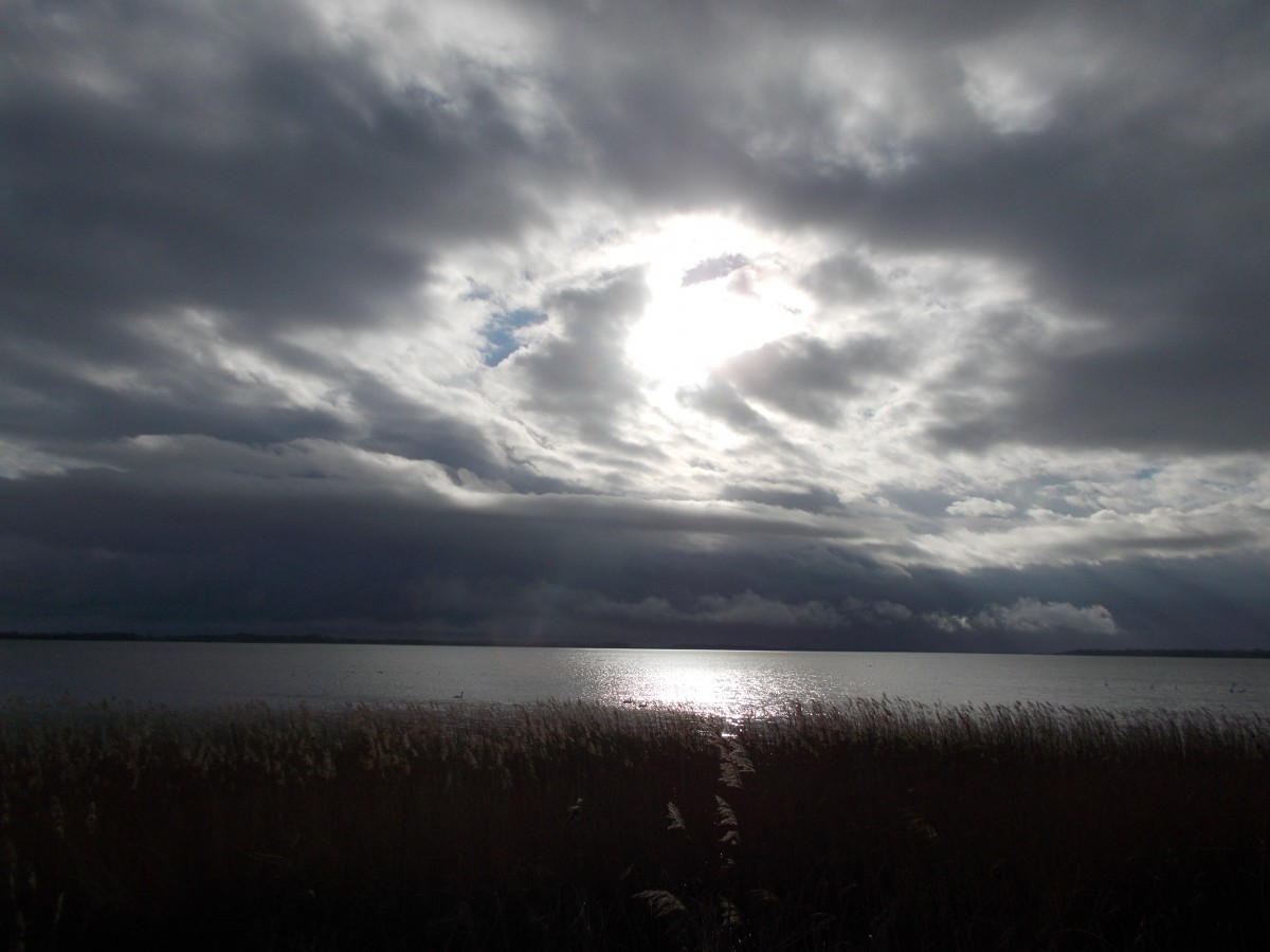 Bevor der Schneefall anfing,gelang es mir,am 02.Februar 2015,die Sonne über den Wieker Bodden bei Dranske zu fotografieren.