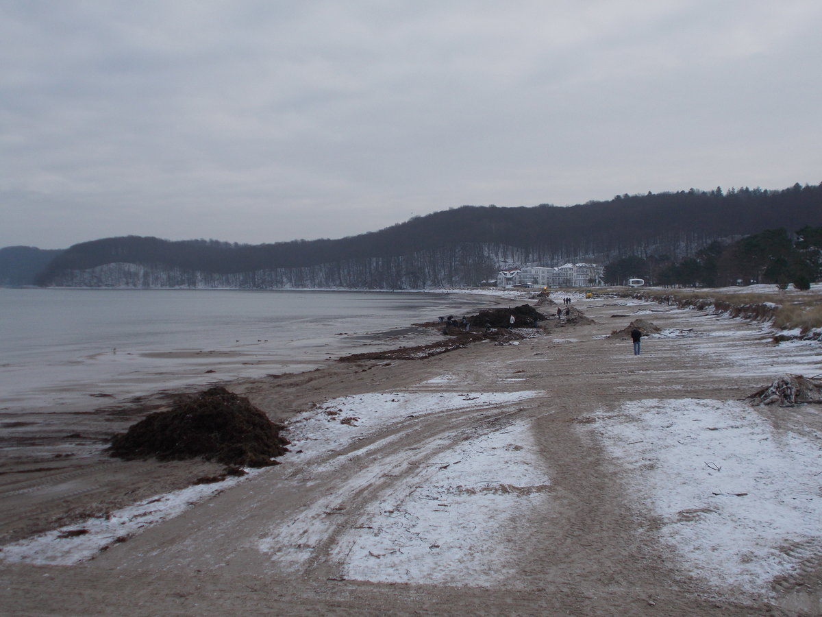 Bis zu den Dünen wurde der Binzer Strand nachdem letzten Sturmtief  Axel  unterspült so das die Dünen wieder neu angelegt werden müssen.Das angespülte Treibgut wurde,am 09.Januar 2017,weggeräumt.