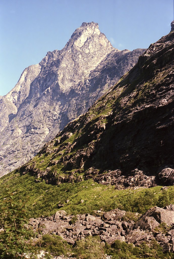 Bispen, (deutsch: »der Bischof«) 1.462 Meter, von der Provinzstraße 63 gesehen. Aufnahme: Juli 1985 (digitalisiertes Negativfoto).