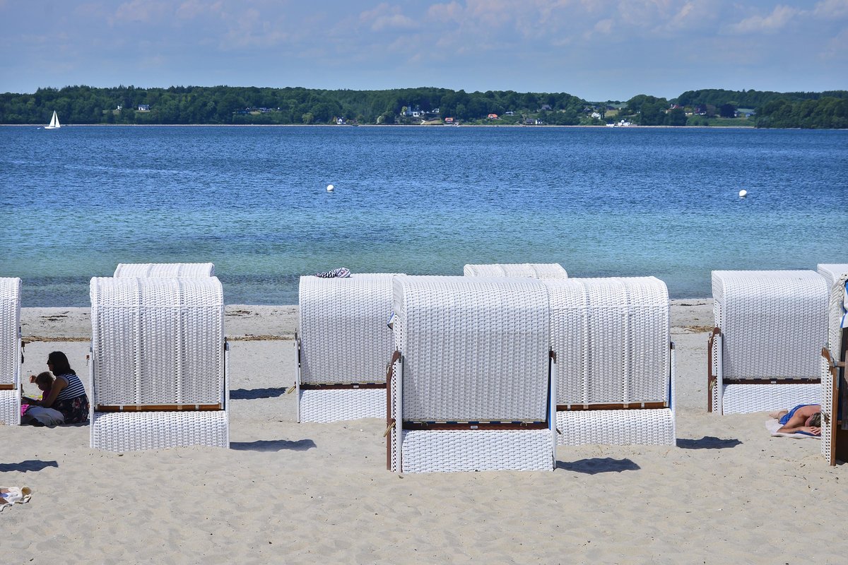 Blïck über Flensburger Förde vom Ortsteil Sandwig in Glücksburg. Im Hintergrund ist die dänische Küste zu sehen. Aufnhame: 4. Juni 2020.