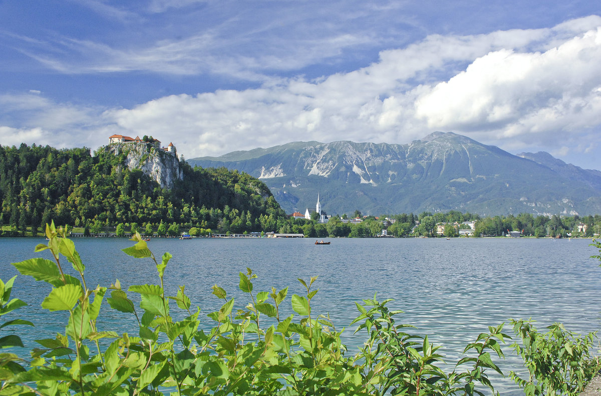 Bleder See (slowenisch Blejsko jezero). Blick in nord-östliche Richtung. Aufnahme: 2. August 2016.