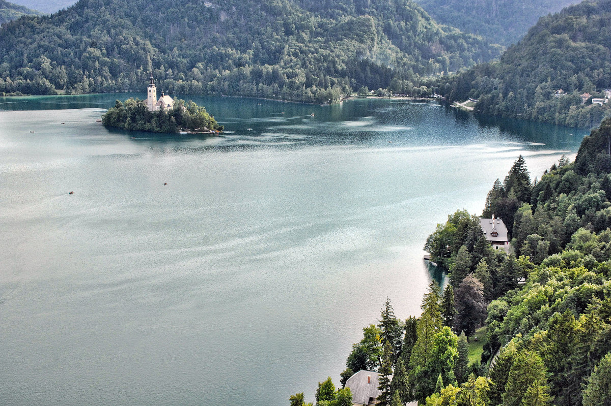 Bleder See (slowenisch: Blejsko jezero) von der Burg aus gesehen. Aufnahme: 1. August 2016.