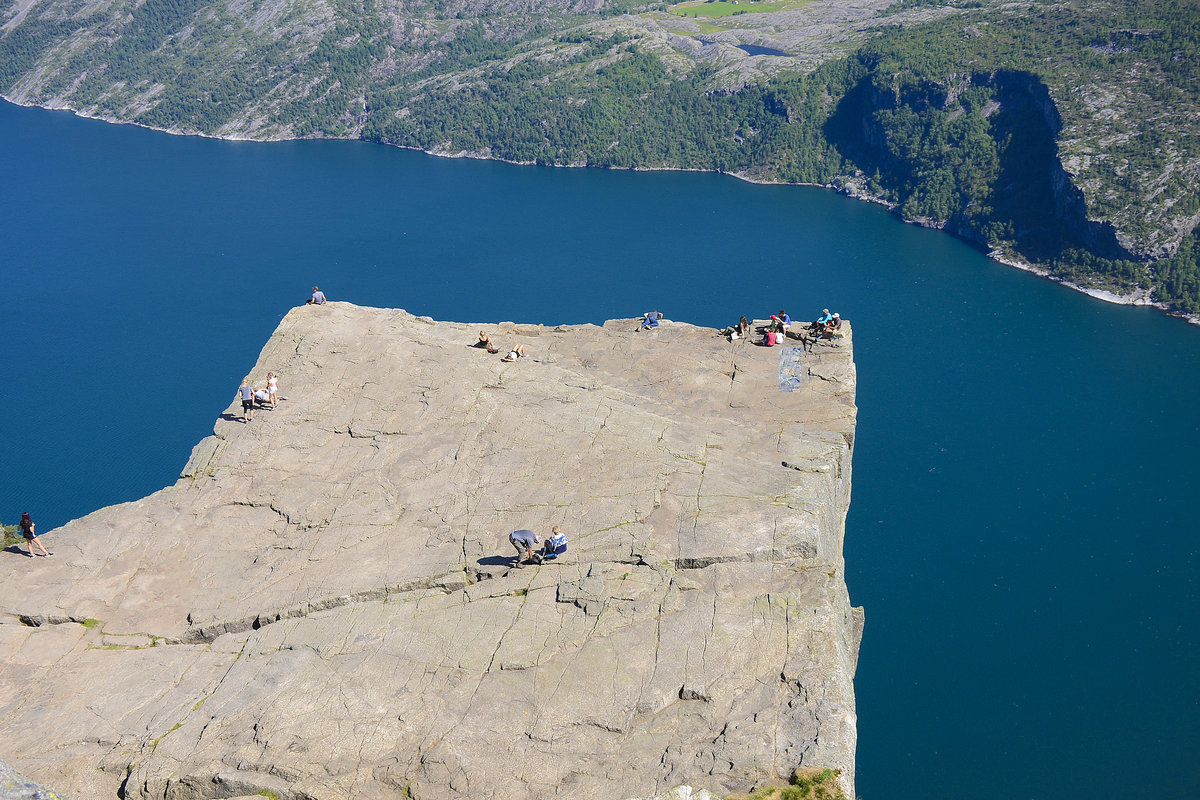 Blich auf Preikestolen und Lysefjorden. Der Preikestolen oder Prekestolen (norw. für Kanzel oder wörtlich Predigtstuhl) ist eine natürliche Felsplattform (Felskanzel) in Ryfylke in der norwegischen Provinz (Fylke) Rogaland und ein Tourismusziel mit weitem Blick über den Lysefjord und angrenzende Berge.
Aufnahme: 2. Juli 2018.