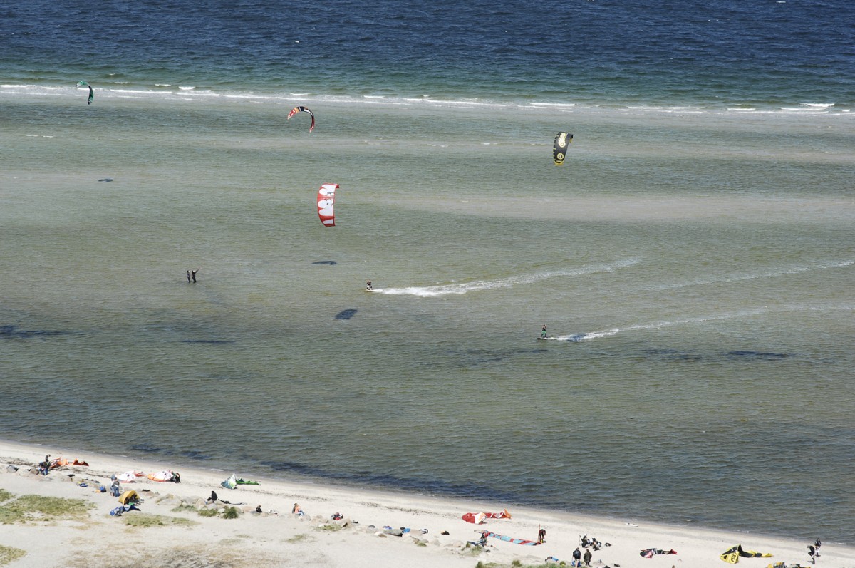 Blich auf Surfer auf der Kieler Förde vom Turm des Marine-Ehrenmal Laboe. Aufnahme: 22. Mai 2009.