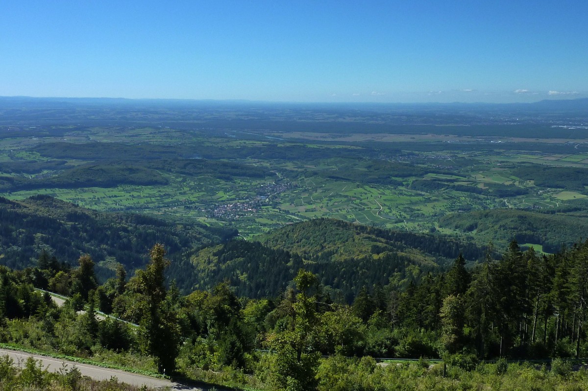 Blick vom 1165m hohen Hochblauen im sdlichen Schwarzwald ins Markgrflerland im Vordergrund und in die Rheinebene, ganz rechts am Horizont die Auslufer der Sdvogesen, Sept.2011