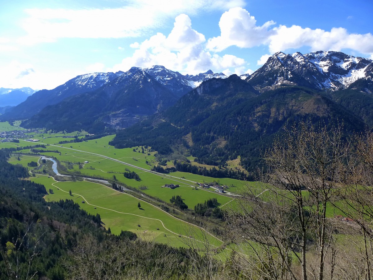 Blick vom 1267m hohen Falkenstein ins Vilstal, April 2014