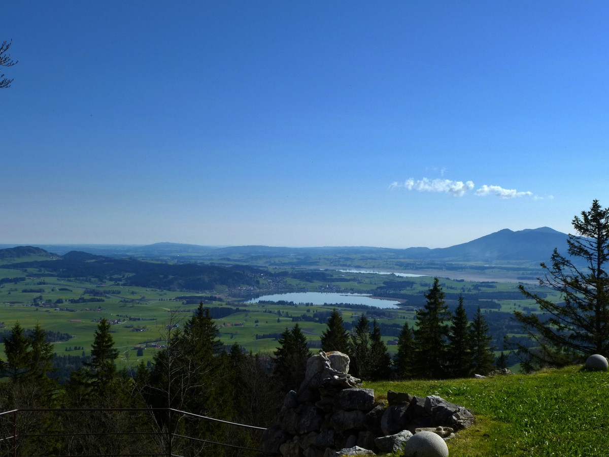 Blick vom 1267m hohen Falkenstein zum Hopfensee, dahinter der Forggensee, April 2014