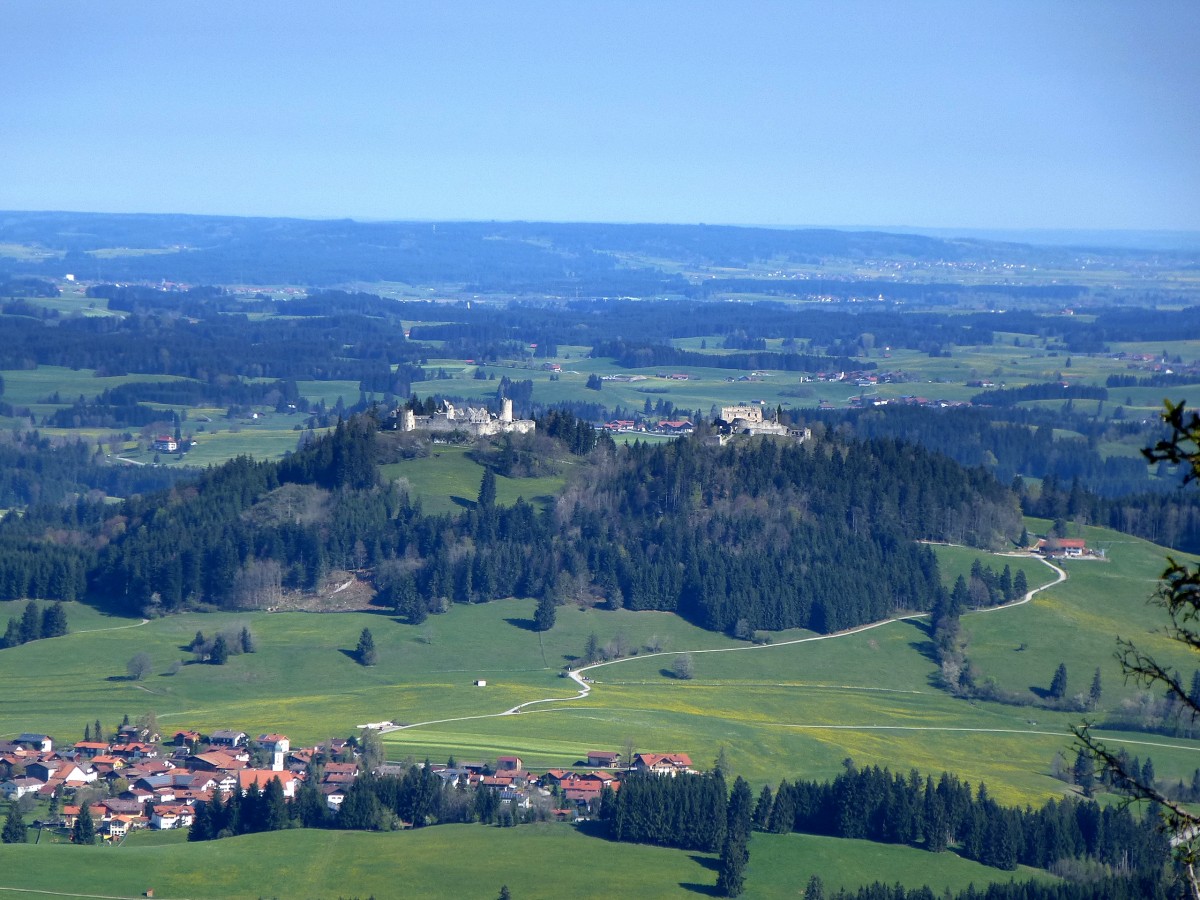 Blick vom 1267m hohen Falkenstein zur Burgruine Eisenberg(rechts) und zur Burgruine Hohenfreyberg(links) bei der Ortschaft Eisenberg im Ostallgäu, April 2014