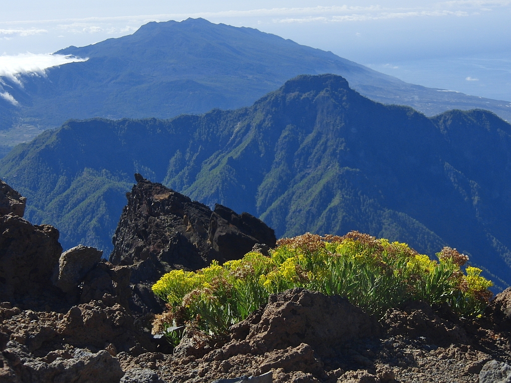Blick vom 2426 m hohen Roque de los Muchachos auf den 1857 m hohen Pico Bejenado und den im Hintergrund liegenden 14 km langen Gebirgszug der Cumbre Vieja, der im Sdteil der Insel La Palma liegt (Oktober 2013).