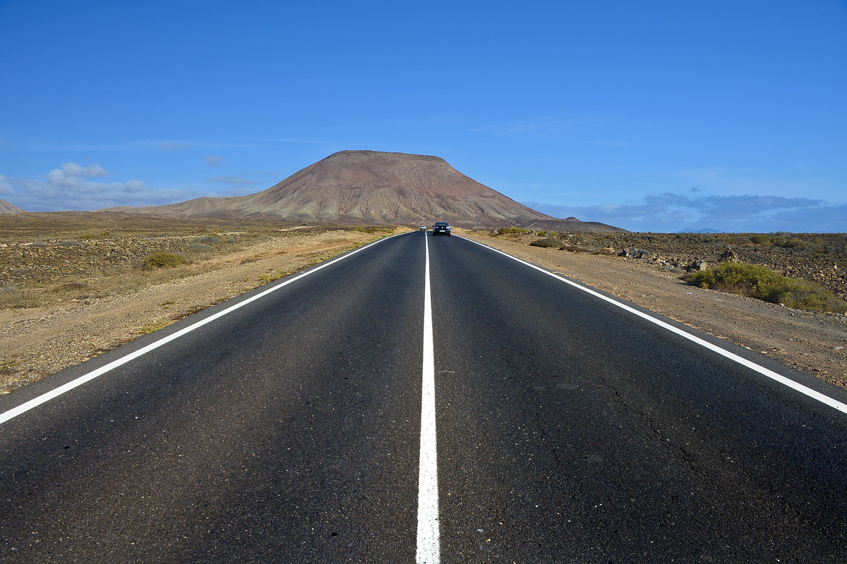 Blick vom 300 Meter hohen Vulkan Montana Roja im nördlichen Teil von der Insel Fuerteventura in Spanien. Aufnahme: 18. Oktober 2017.
