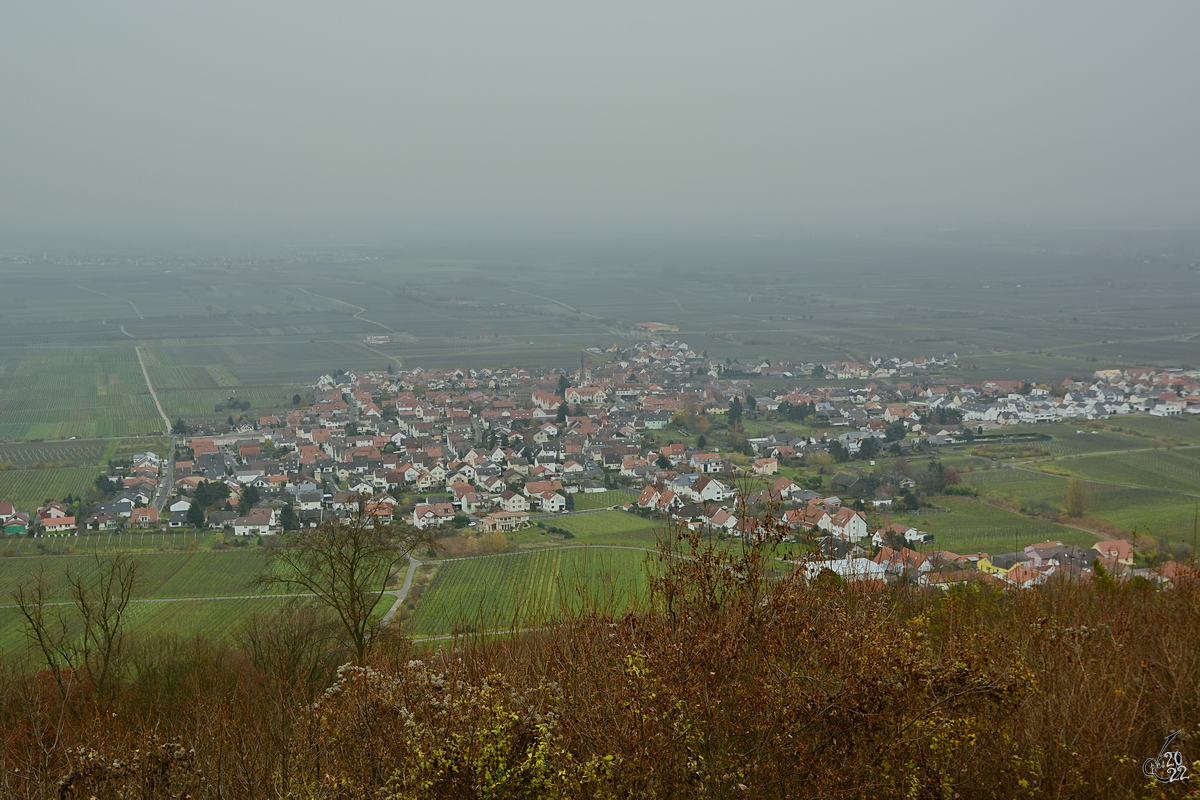 Blick vom 379,2 Meter hohen Schlossberg auf den Weinstädter Ortsteil Hambach. (Dezember 2014)