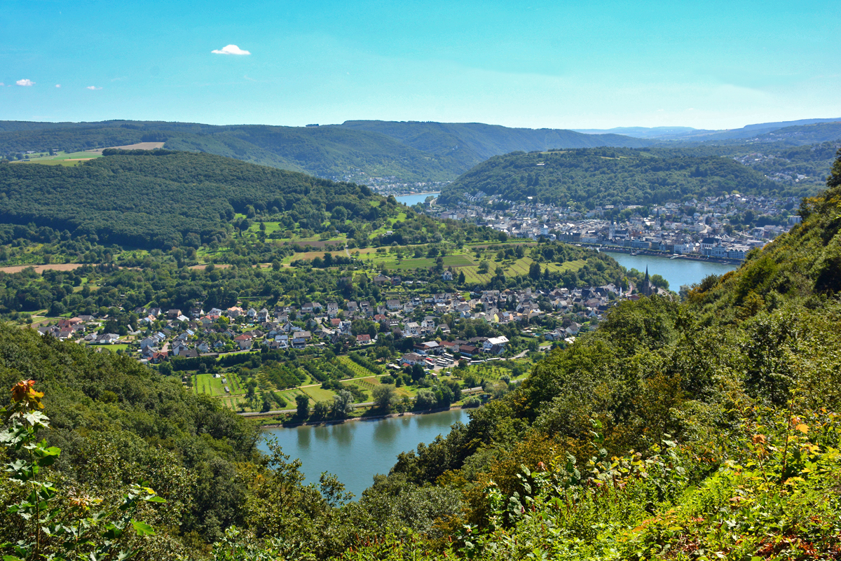 Blick vom  4-Seen-Blick  auf die  Rheinschleife Boppard  mit den Orten Filsen, Boppard (Kreis Hunsrück) und Kamp Bornhofen. 23.08.2016 