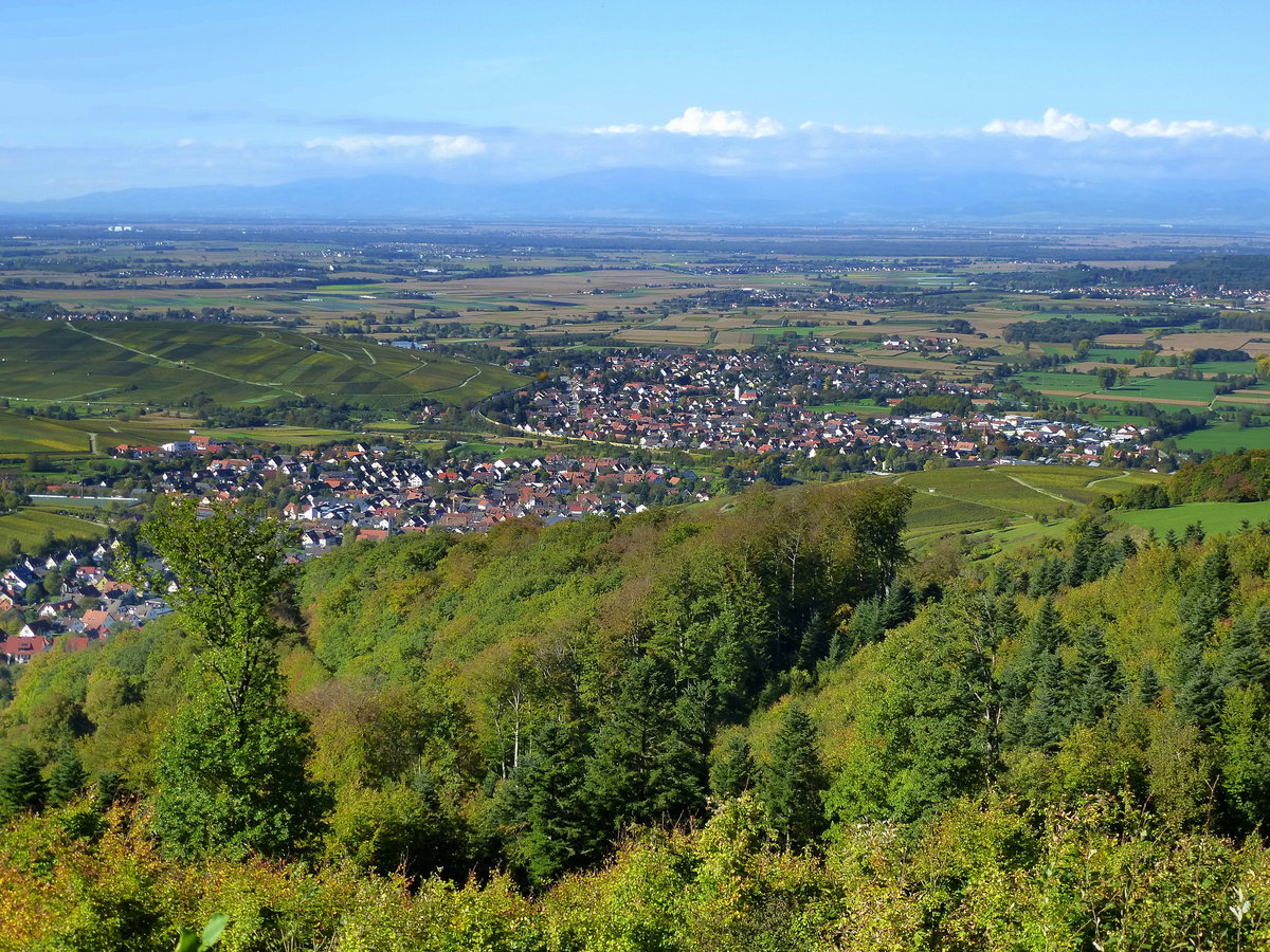 Blick vom 512m hohen Schneeberg bei Freiburg Richtung Süd-West in die Rheinebene und zu den Vogesen am Horizont, Okt.2014