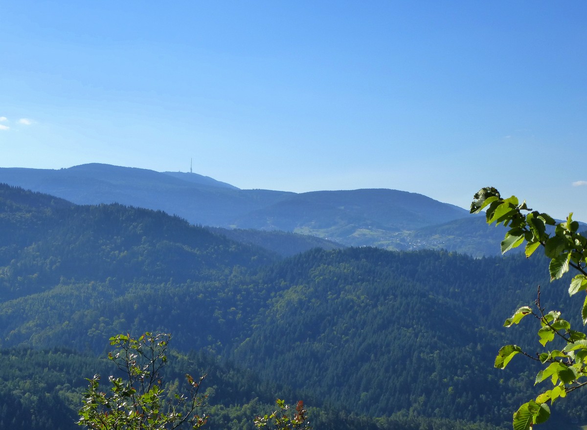 Blick von der 515m hoch gelegenen Yburg bei Baden-Baden auf die 1163m hohe Hornisgrinde mit dem Fernsehturm, Sept.2015