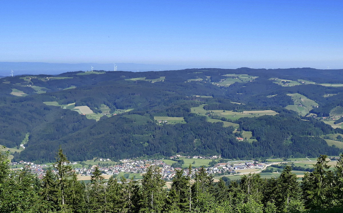 Blick vom 907m hohen Hörnleberg im mittleren Schwarzwald ins Elztal mit dem Ort Winden, am Horizont die Vogesen, Juni 2019