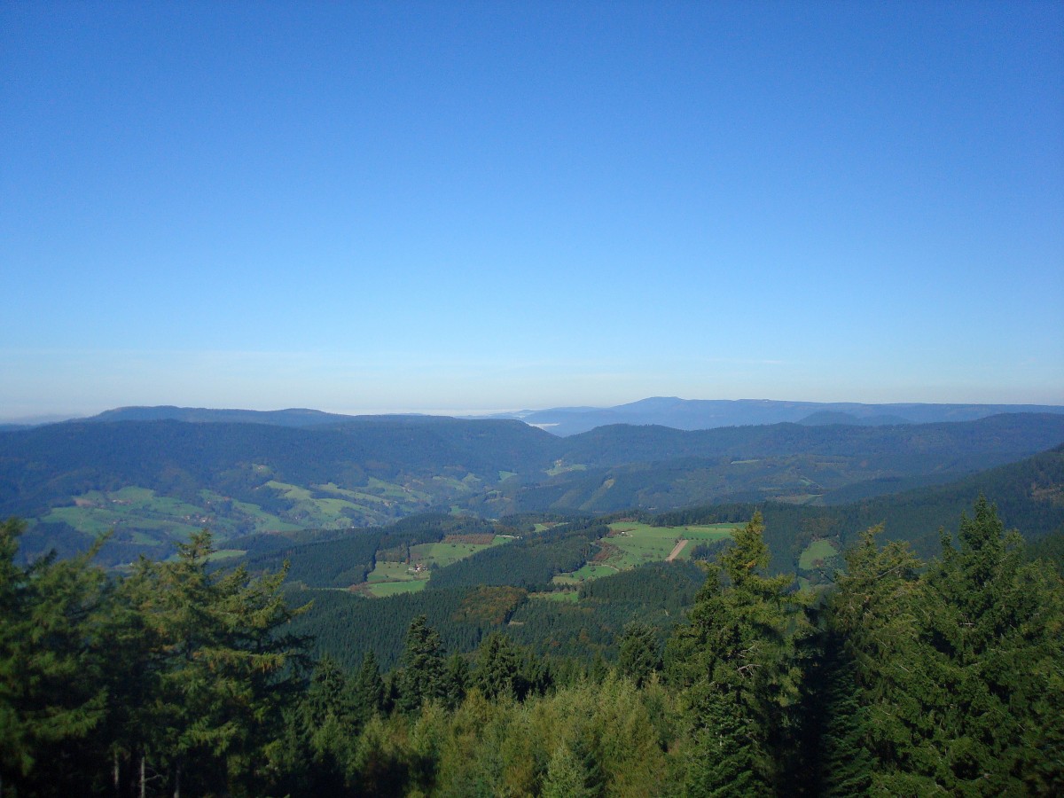 Blick vom 945m hohen Brandenkopf im mittleren Schwarzwald in Richtung Norden, am Horizont die 1163m hohe Hornisgrinde, der hchste Berg im Nordschwarzwald, Okt.2010
