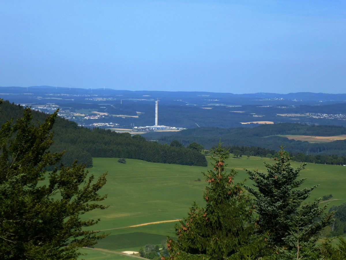 Blick vom 980m hohen Berg Schlichte auf der Schwbischen Alb westwrts, links ein Teil der ca. 10Km entfernten Stadt Rottweil, mit dem im Bau befindlichen Testturm (230m hoch am 26.07) am Horizont die Schwarzwaldberge, Juli 2015