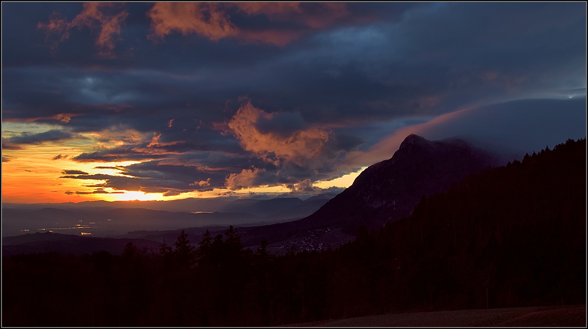 Blick in den Abend mit Balmberg und der markanten Südseite des Schweizer Jura. Von hier kann der Blick 170 Kilometer bis zum 1720 m hohen Crêt de la Neige schweifen, dem Hausberg von Genf. Farnern, Dezember 2016.