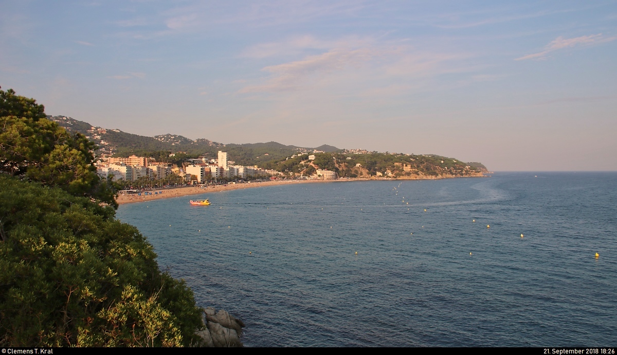 Blick im Abendlicht auf das Mittelmeer (Costa Brava) in Lloret de Mar (E).
[21.9.2018 | 18:26 Uhr]