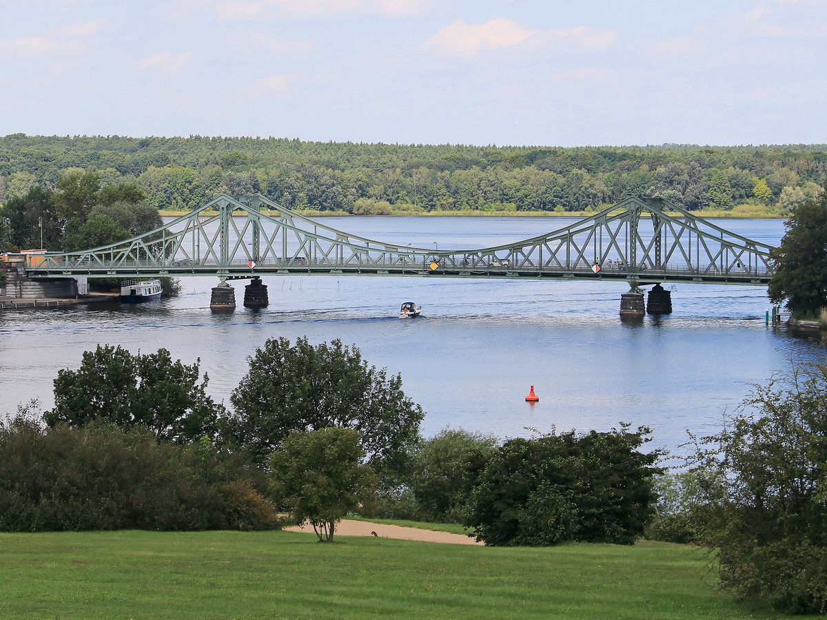 Blick am 09. August 2017 von der Parkanlage des Schloss Babelsberg zum Schloßpark Sacrow hinter der Glienicker Brücke.