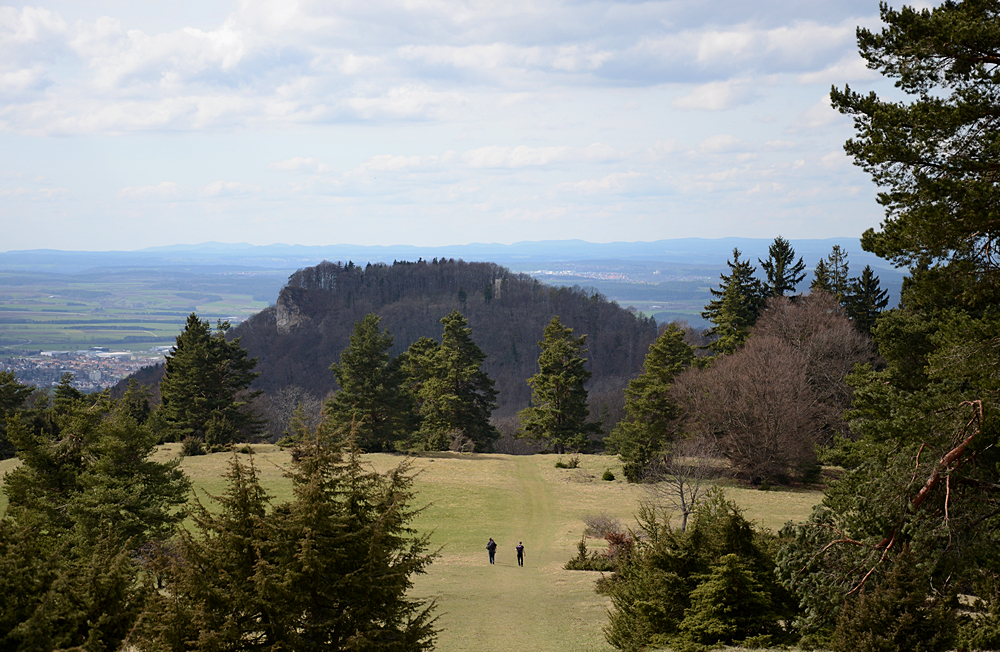 Blick am 12. April 2015 vom Heersberg hinüber zur Schalksburg. 