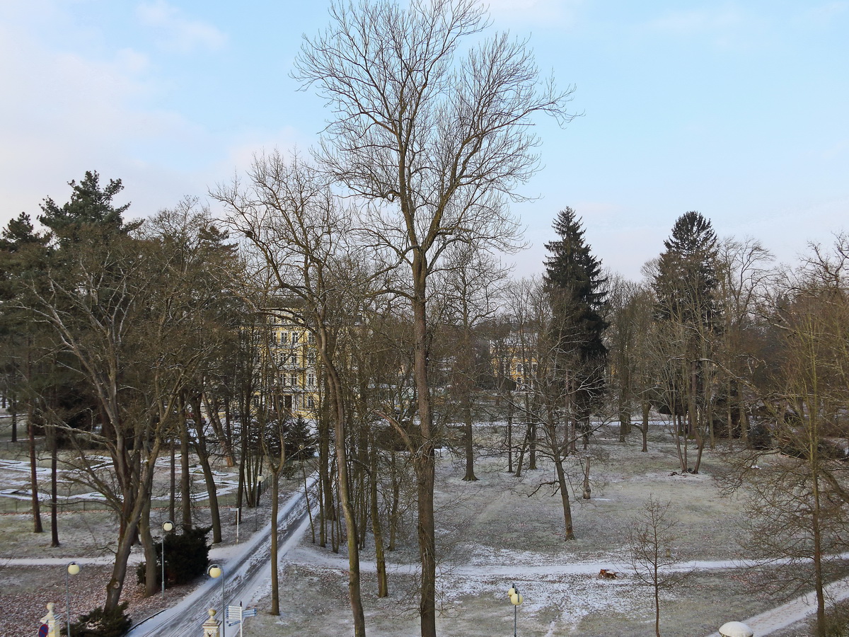 Blick  am  28. Februar 2018 bei etwas Schnee im Kurpark von Franzensbad.