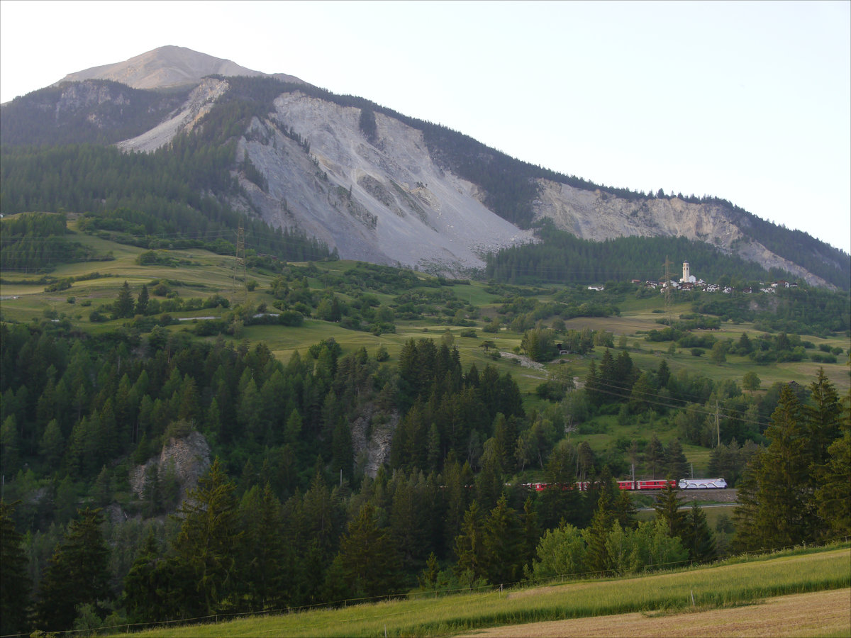 Blick am Abend über das Albulatal auf Brienz/Brinzauls (nordöstlich von Tiefencastel, Kanton Graubünden); Dieser Ort liegt auf dem  Rutsch , einem alten Erdrutschgebiet; 08.06.2014
