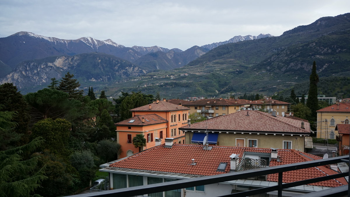 Blick am Morgen vom Balkon des Palace Hotel in Arco di Trento auf die Berge (Ausläufer der Brenta Gruppe, Brentner Dolomiten (Dolomiti di Brenta)); Provinz Trentino, 13.04.2015

