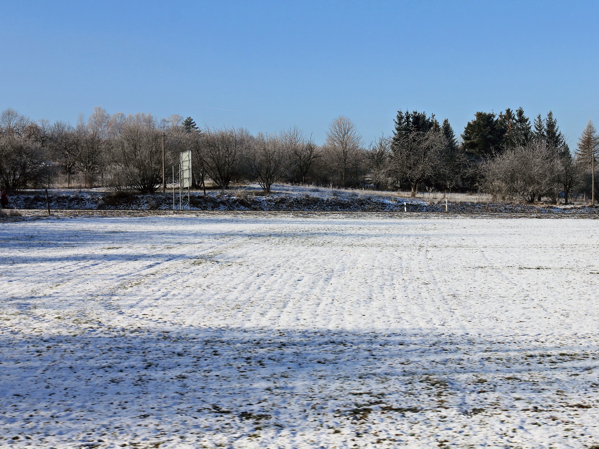 Blick an der Bahnstrecke der HSB in Richtung Bundesstraße bei Quedlinburg am 22. Januar 2017.