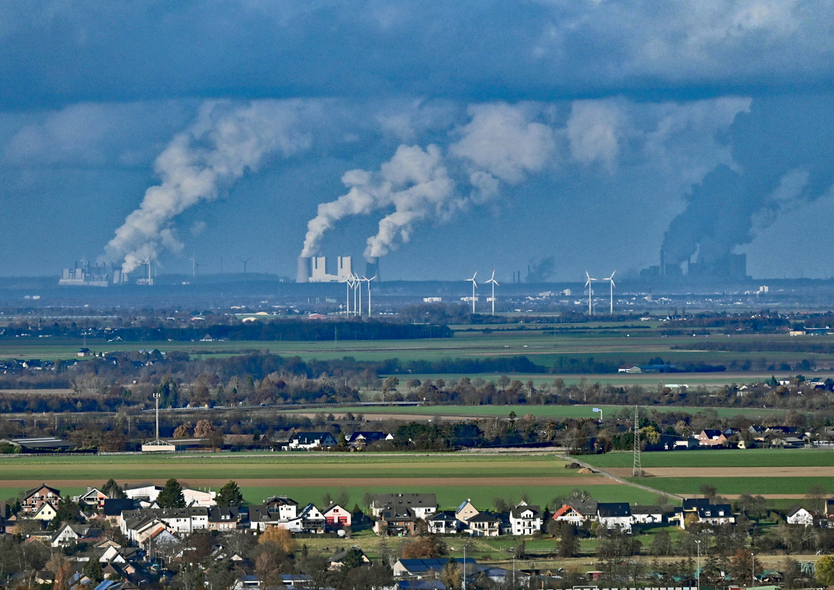 Blick von der Anhöhe im Billiger Wald bei Euskirchen bis zu den ca. 35 km entfernten RWE-Kohlekraftwerken. Diese stehen unter Volldampf, die Windräder davor fast still. 27.11.2021