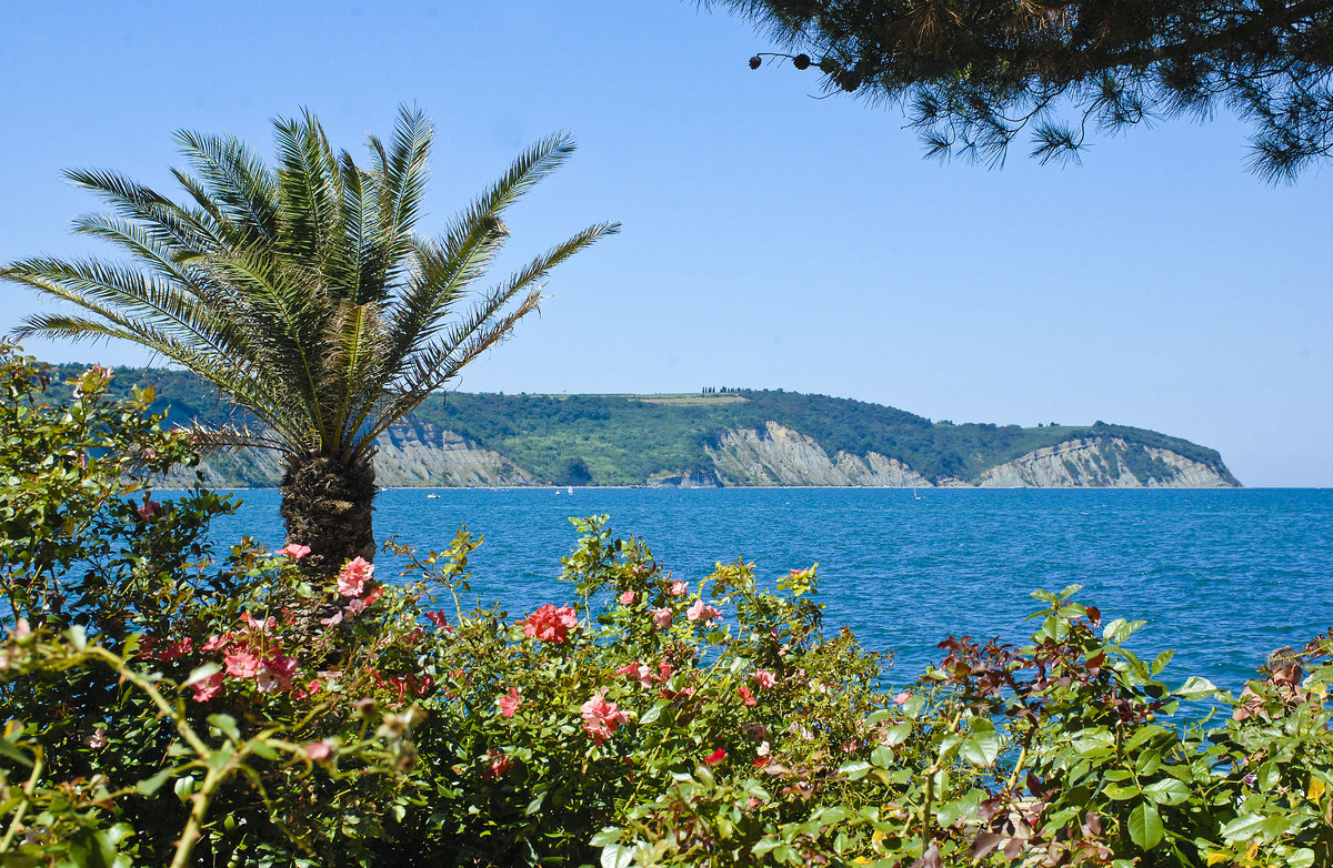 Blick aud das Adriatische Meer vom Park pri Svetilniku in Izola. Aufnahme: 28. Juli 2016.