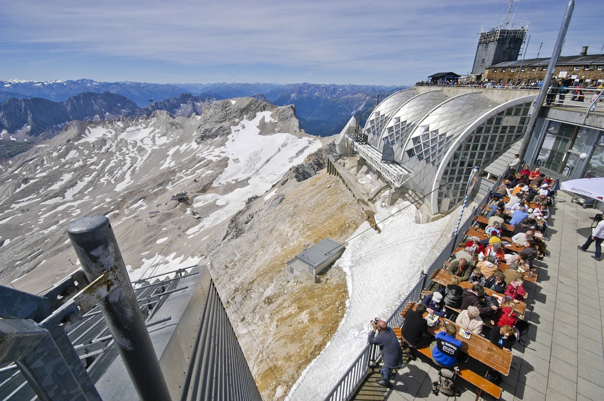 Blick auf »Deutschlands höchsten Biergarten« auf der Zugspitze. Die Zugspitze ist rund 2964 Meter hoch und bietet Besuchern die Möglichkeit auf der Zugspitzplattform in fast 3 Kilometern Höhe einen Biergarten zu besuchen. Aufnahme: Juli 2008.