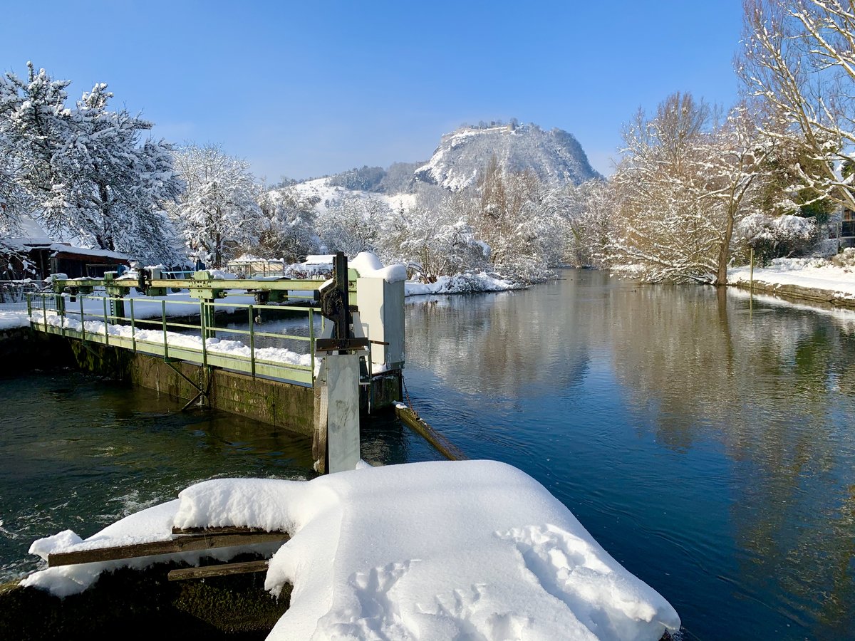 Blick auf die Aach und den Hohentwiel, den namensgebenden Berg von Singen (Htwl.) Aufnahme vom 16.01.2021