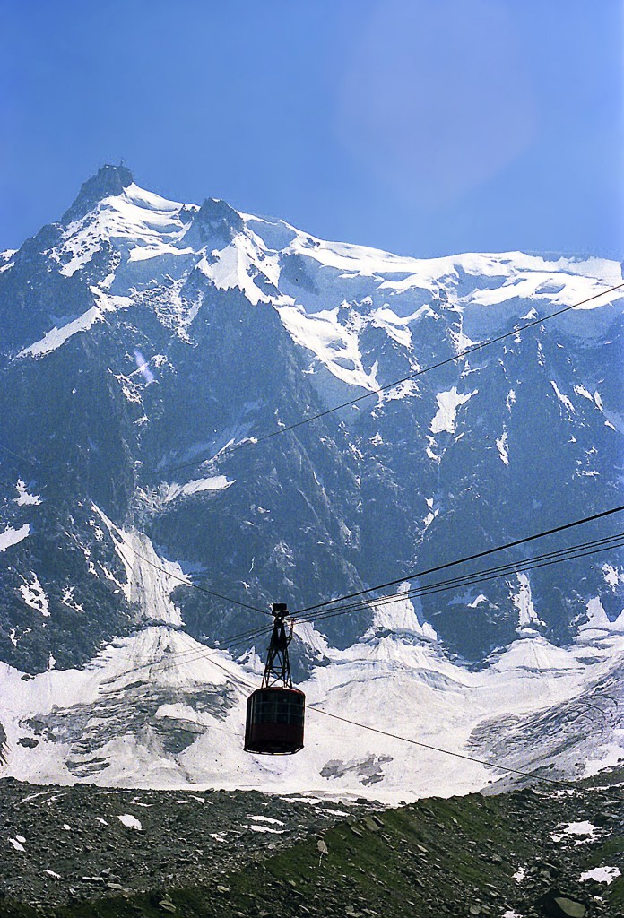 Blick auf Aiguille de Plan von Aiguille du Midi in den französichen Alpen. Aufnahme: Juli 1986 (digitalisiertes Negativfoto).