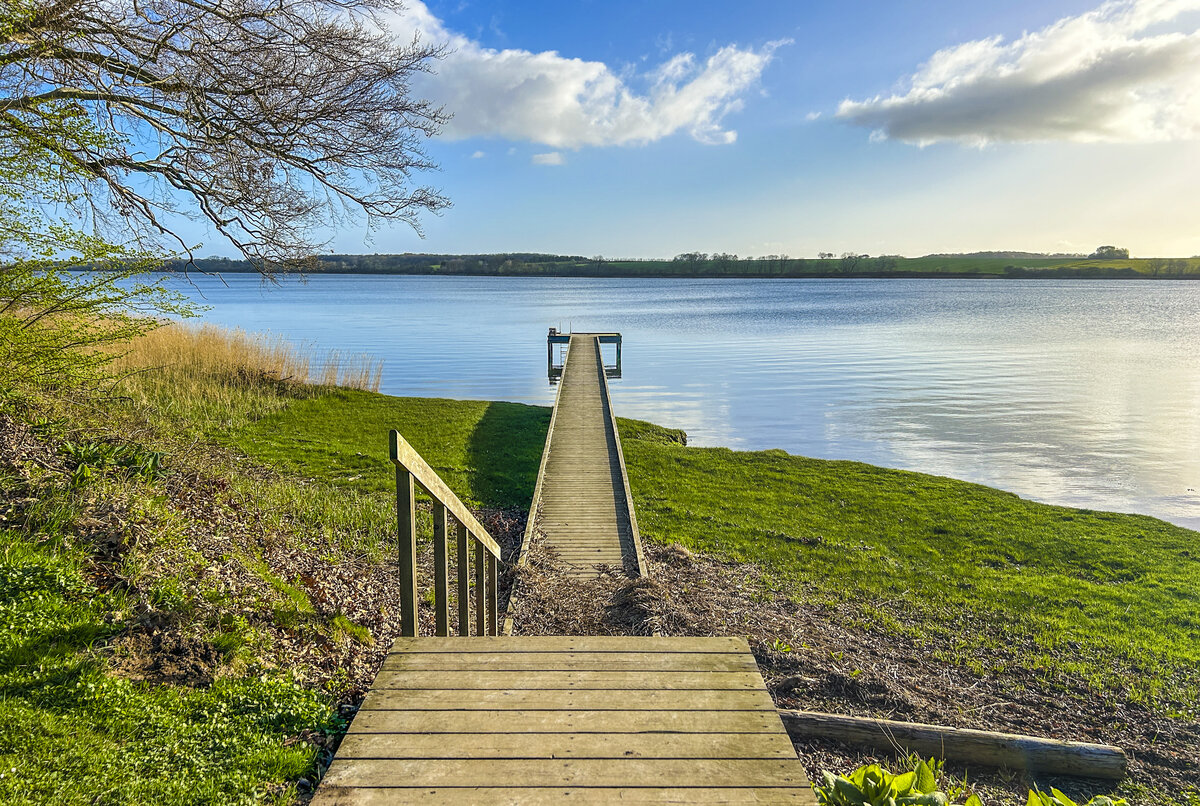 Blick auf Alsensund vom Schlosspark Sandbjerg nördlich von Sonderburg (dänisch Sønderborg) in Nordschleswig. Aufnahme: 14. April 2024.