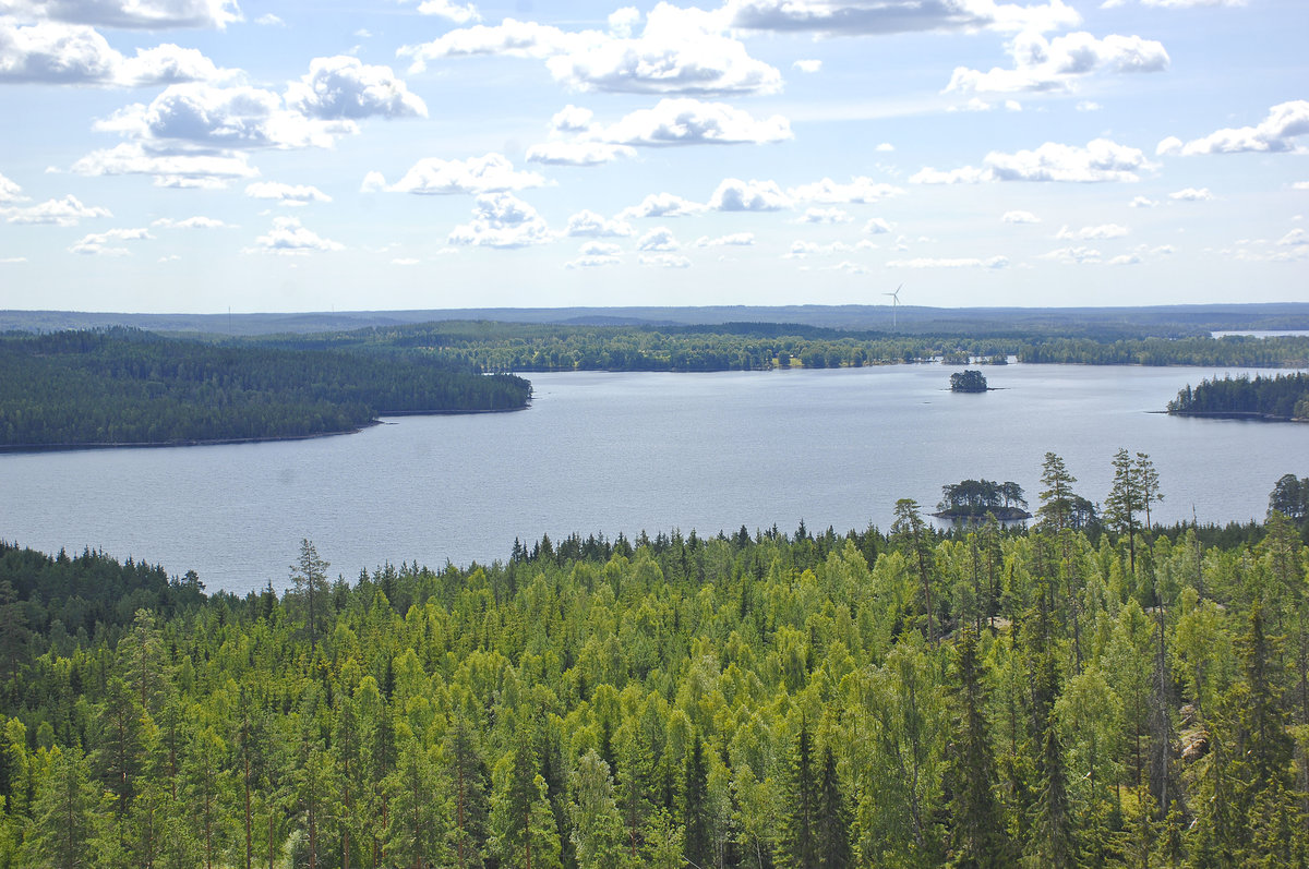 Blick auf Anghultasjön vom Turm der »Little Rock Lake Zipline«. Hier kann man die Wälder, Bäche, Seen und tiefen Schluchten aus der atemberaubenden Vogelperspektive hoch über den Baumkronen erleben. 
Aufnahme: 20. Juli 2017.