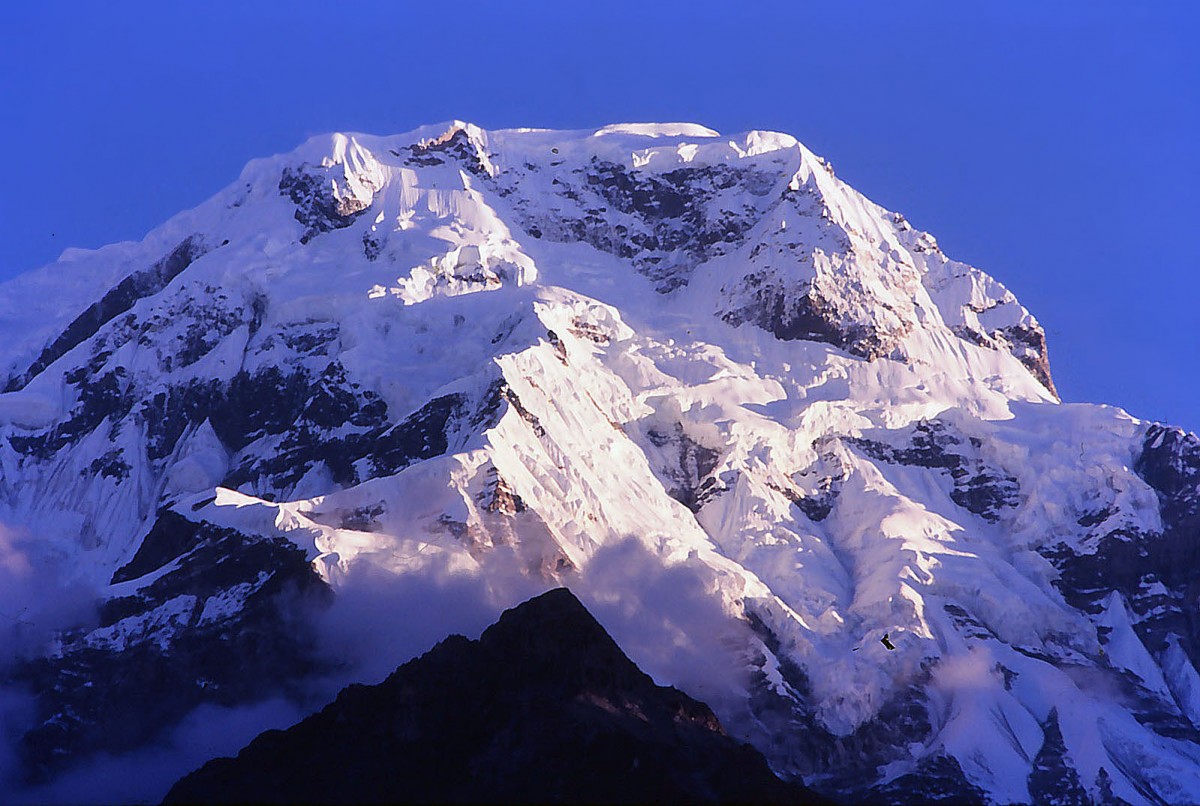 Blick auf das Annapurna-Massiv vom Annapurna Base Camp. Aufnahme: September 1988 (Bild vom Dia).