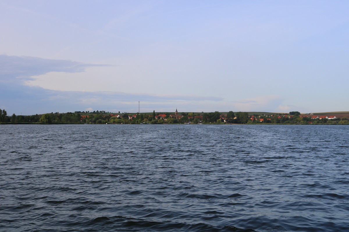Blick auf Aseleben (Gemeinde Seegebiet Mansfelder Land) in Richtung Südwesten. Fotografiert vom Campingplatz Seeburg am Nordstrand. [19.8.2017 - 8:11 Uhr]