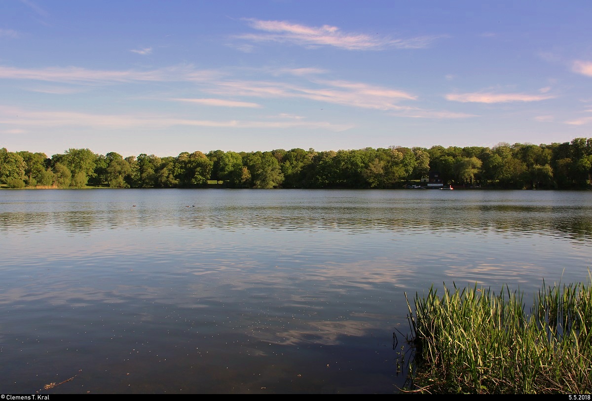 Blick auf den Auensee in Leipzig Richtung Süden, nahe der Parkeisenbahn Auensee.
[5.5.2018 | 18:28 Uhr]