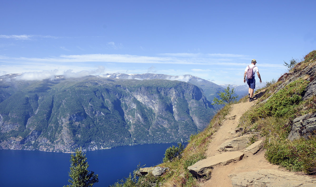 Blick auf Aurlandsfjorden vom Wanderweg nach Prest oberhalb dem Dorf Ausland - Norwegen. Aufnahme: 15. Juli 2018.