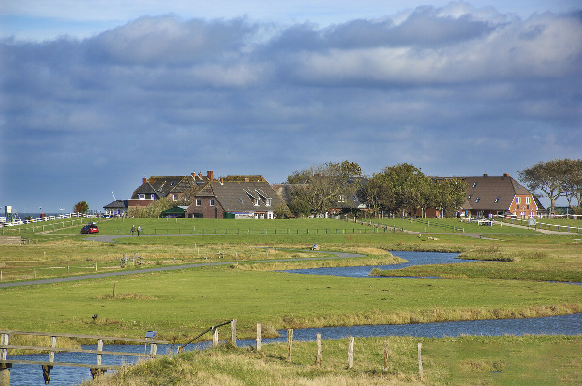 Blick auf Backenswarft auf der Hallig Hooge in Nordfriesland. Aufnahme: 4. Oktober 2021.