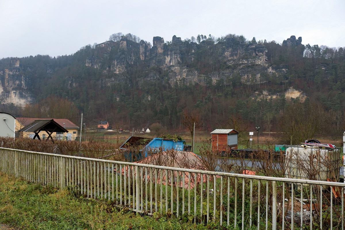 Blick auf die Bastei, eine Felsformation in der Sächsischen Schweiz. Aufgenommen vom Bahnsteig in Kurort Rathen. Leider ist auch ein wenig Geländer vorhanden, um die Bastei komplett aufnehmen zu können. [16.12.2017 | 13:56 Uhr]