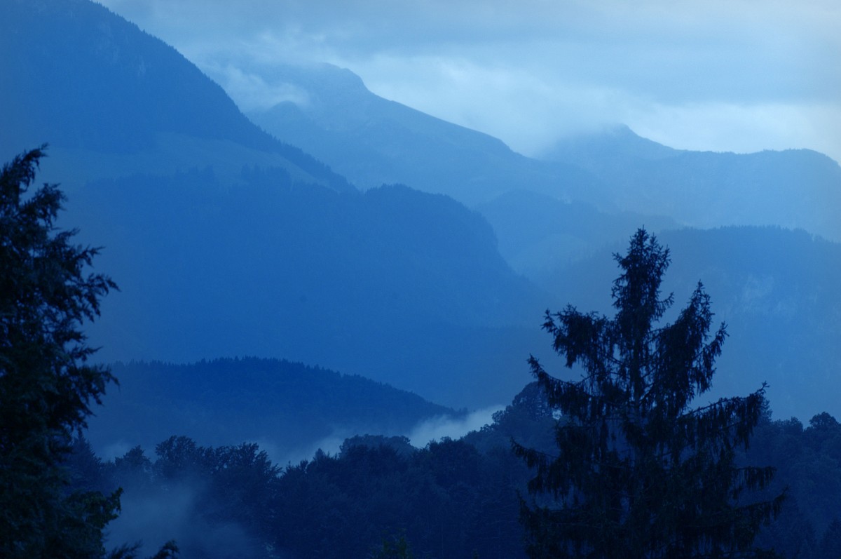 Blick auf die Berchtesgadener Voralpen von der Jugendherberge im Ortsteil Straub. Das Foto ist 5 Uhr morgens aufgenommen.
Aufnahme: Juli 2008.