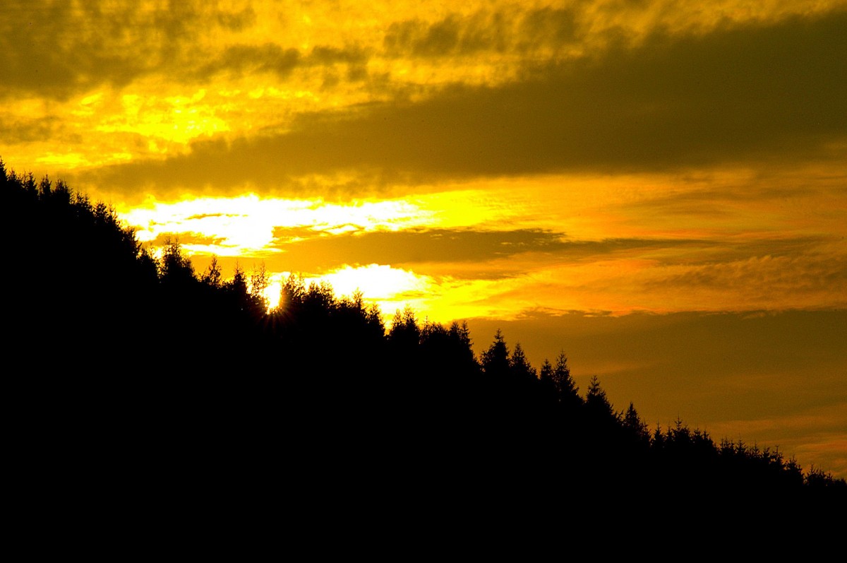 Blick auf den Bergen vom Burg Altena. Aufnahme: Juli 2007.