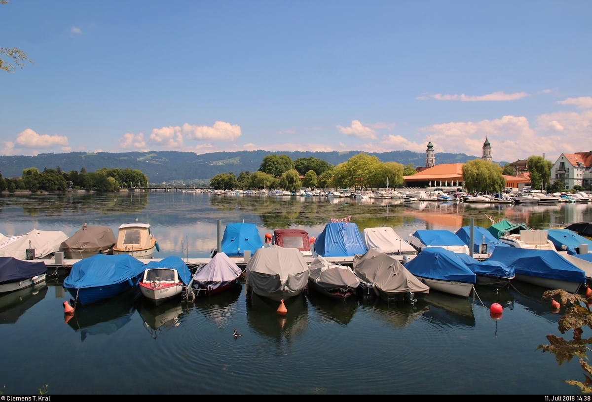 Blick auf den Bodensee am Hafen Lindau Richtung Osten. Die Wasseroberfläche ist recht ruhig.
[11.7.2018 | 14:38 Uhr]