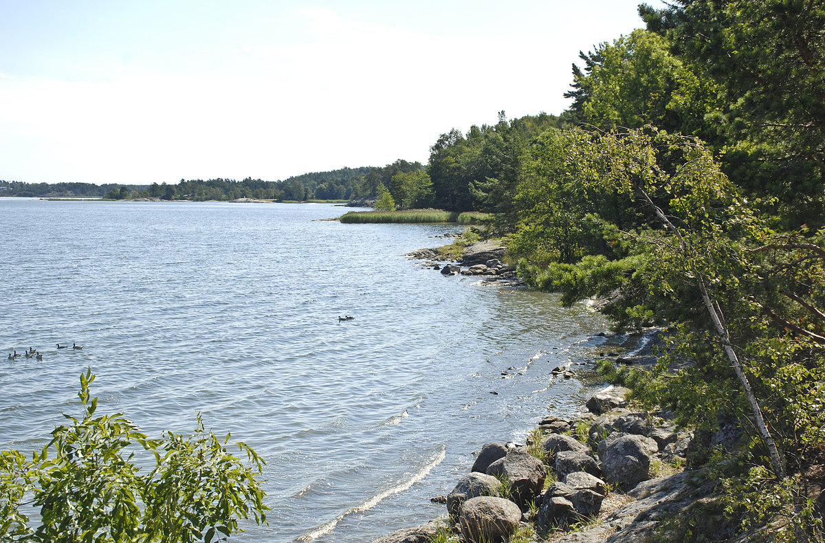 Blick auf Bråviken vor der Jugendherberge Aborreberg östlich von Norrköping in Schweden. Aufnahme: 22. Juli 2017.