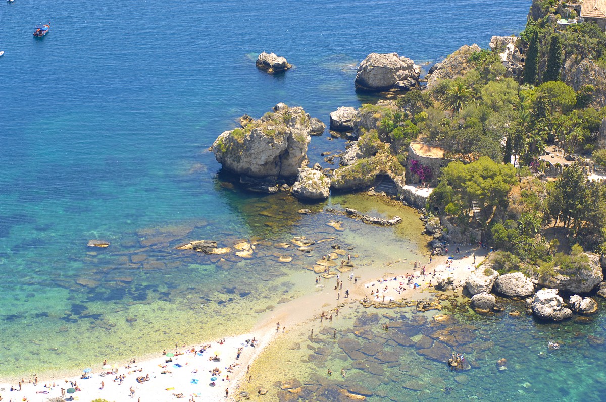 Blick auf dem Fußweg zur Isola Bella von Belvedere in Taormina aus gesehen. Aufnahme: Juli 2013.