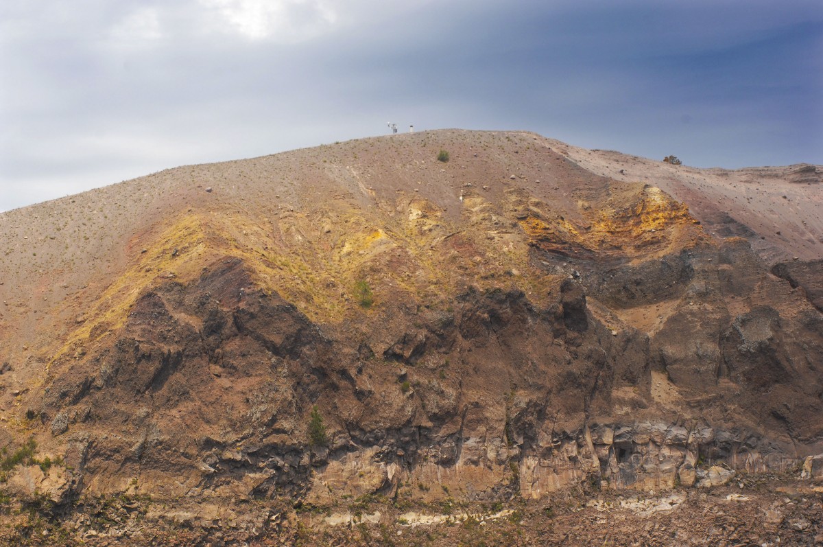 Blick auf dem Kraterrand von Vesuv. Aufnahme: Juli 2011.